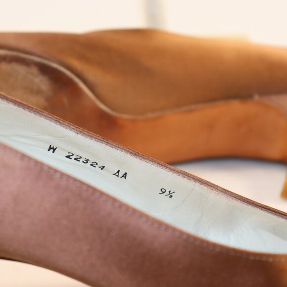 Vintage Stuart Weitzman Brown Satin Pumps – Size 9.5AA, Kitten Heel - Picture 6 of 6
